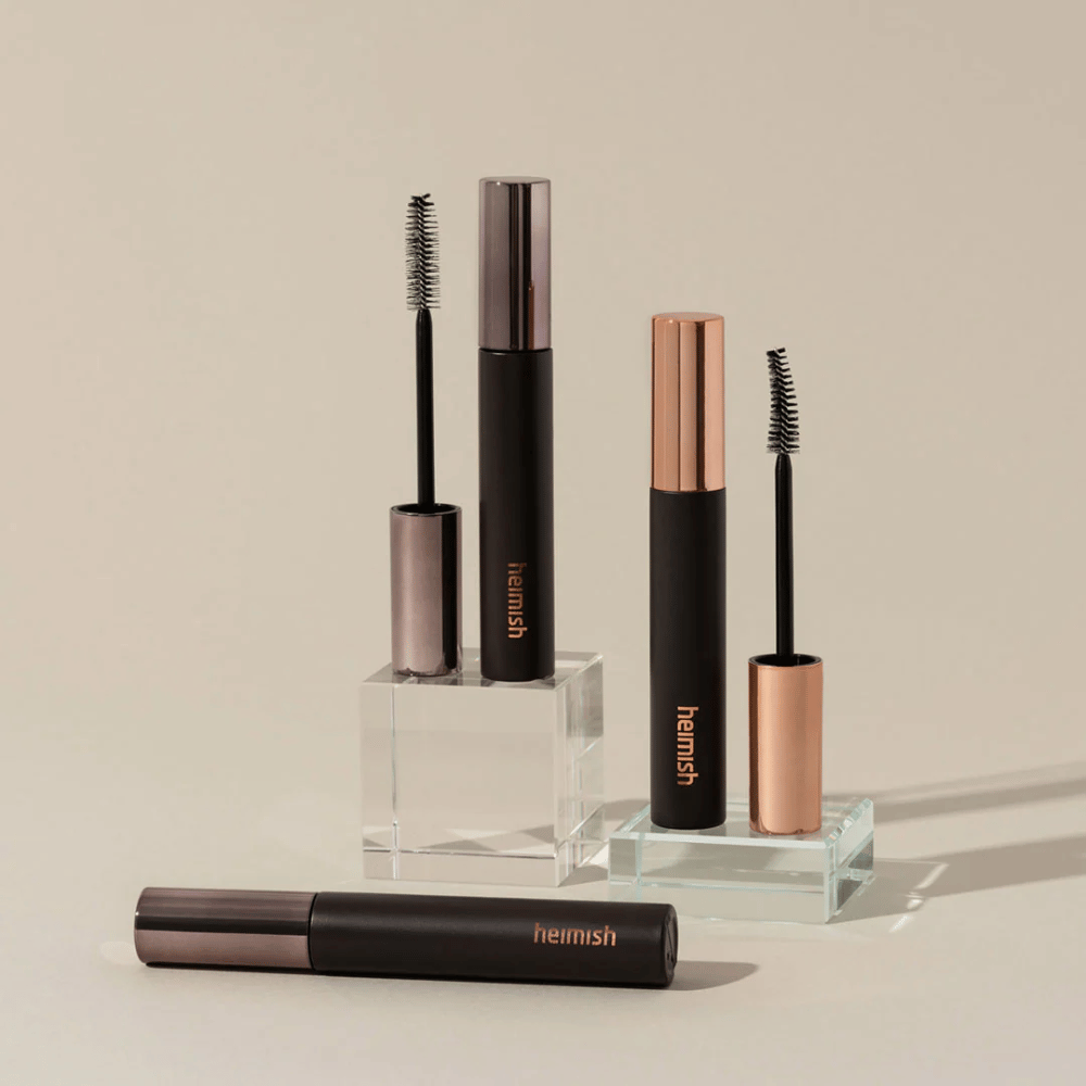 Heimish Dailism Smudge Stop Mascara met zichtbare borstels die het verschil tussen volume- en krulborstel tonen.