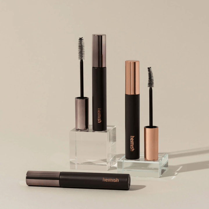 Heimish Dailism Smudge Stop Mascara met zichtbare borstels die het verschil tussen volume- en krulborstel tonen.