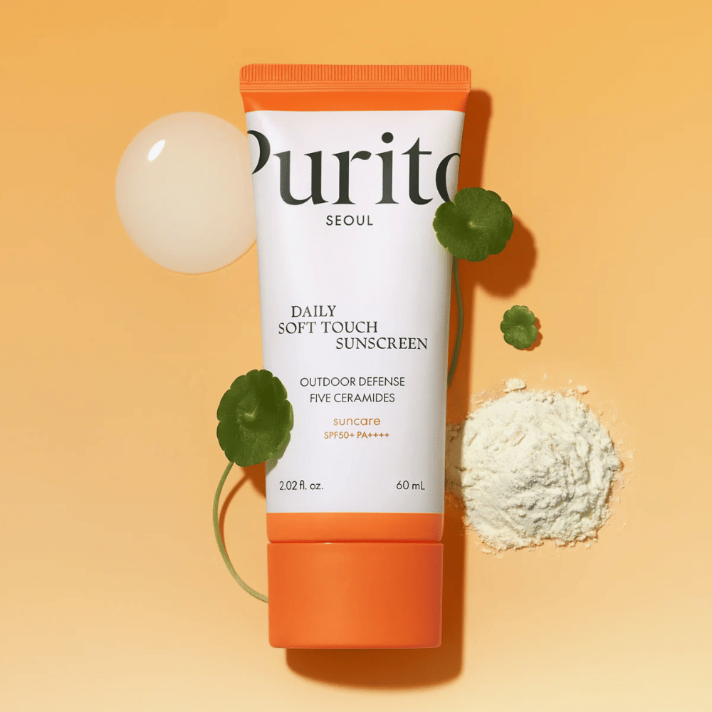 Purito Daily Soft Touch Sunscreen is een zonnebescherming met SPF50+ PA++++ die de huid effectief beschermt tegen UV-stralen. Bevat vijf ceramiden om de huidbarrière te versterken en Centella Asiatica voor een kalmerend effect. Lichte formule die snel wordt geabsorbeerd zonder plakkerig aan te voelen. Geschikt voor alle huidtypes, zelfs de gevoelige huid. Veganistisch en cruelty-free.