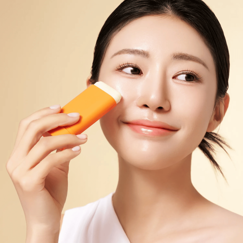 Purito Daily Soft Touch Sunscreen Stick is eenvoudig direct op de huid aan te brengen – zonder plakkerigheid of witte resten. Het is perfect voor de gevoelige huid en biedt een zijdezachte zonnebescherming met SPF50+ PA++++.
