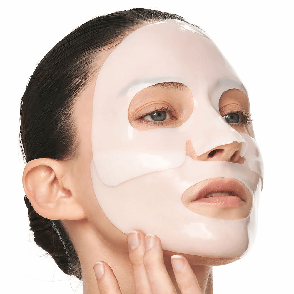 Vrouw met Sungboon Editor Deep Collagen Power Boosting Mask in hydrogel, een hydraterende Sheet mask die de elasticiteit van de huid versterkt.
