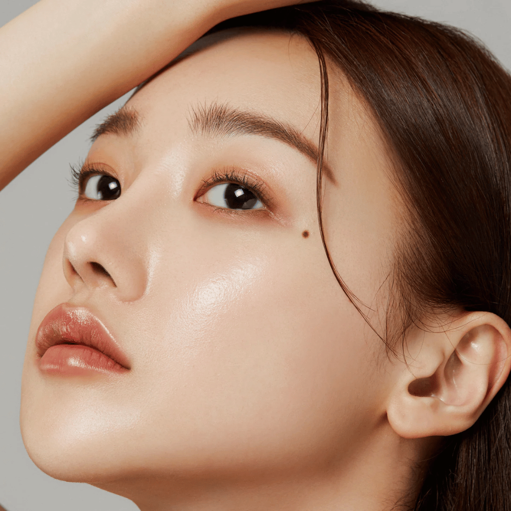 Close-up van huid met glans – het resultaat van Medicube Deep Lifting Peptide Eye Cream die de elasticiteit van de huid versterkt en hydrateert.