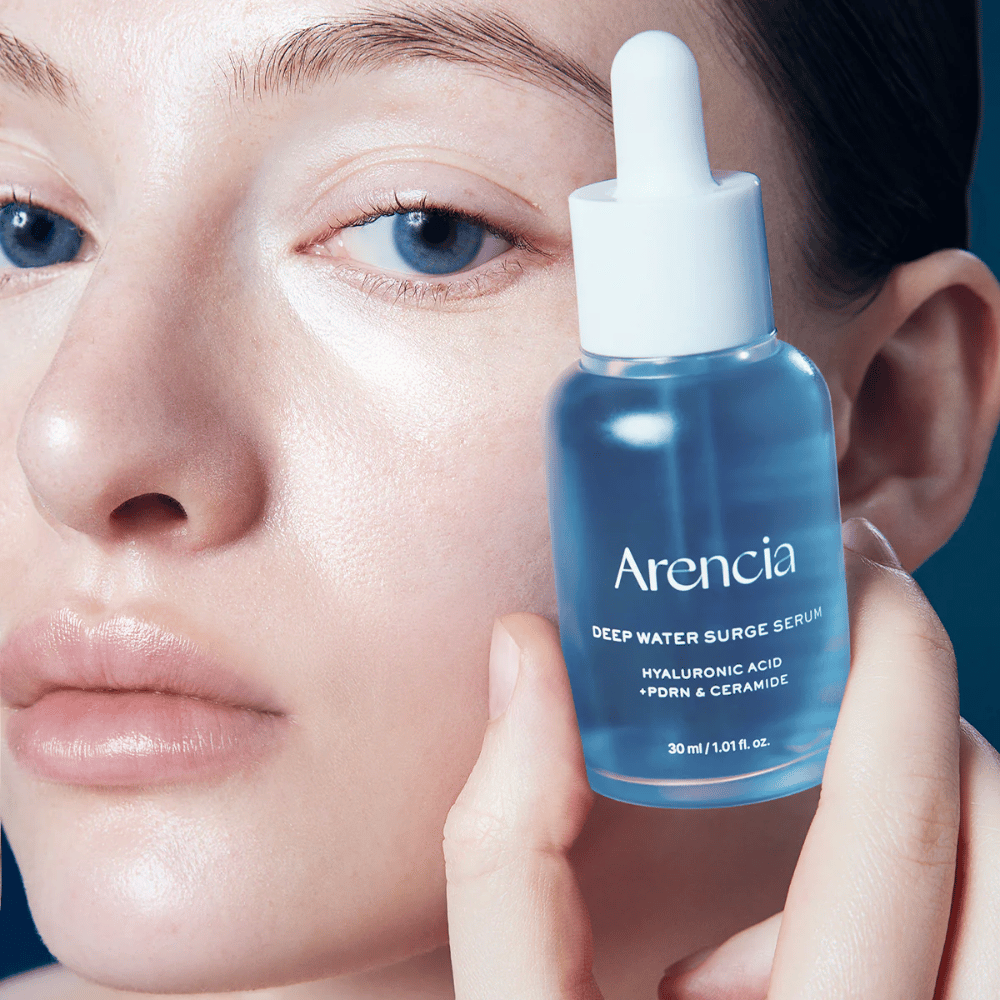 Model brengt Arencia Deep Water Surge Serum aan – hydraterend Koreaans serum met hyaluronzuur, PDRN en ceramiden die gevoelige huid kalmeren en de huidbarrière versterken.