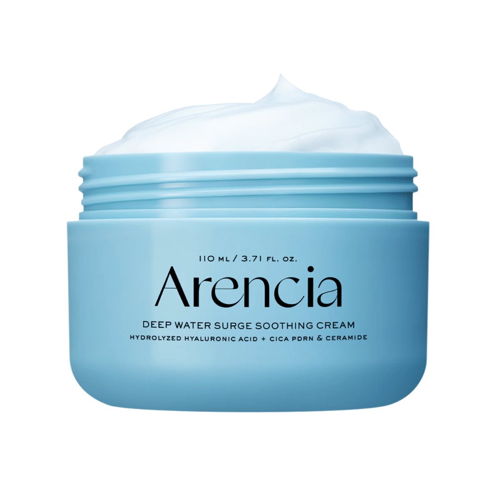 Close-up van Arencia Deep Water Surge Soothing Cream die de zachte, verkoelende textuur van de crème laat zien voor diepe hydratatie van droge en gevoelige huid.
