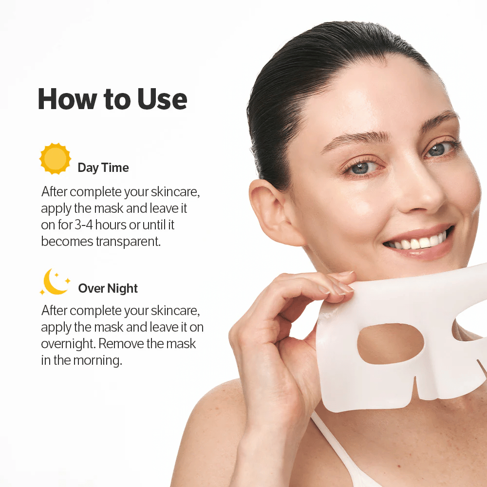 Vrouw die Sungboon Editor Deep Collagen Power Boosting Mask vasthoudt met instructies voor gebruik overdag en 's nachts.