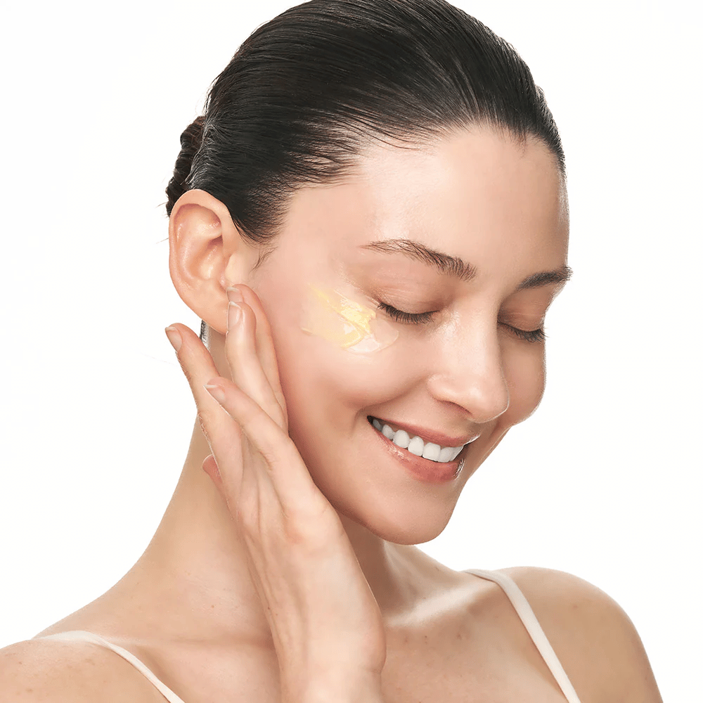 Persoon masseert Sungboon Editor Deep Collagen Retinol Capsule Cream op de wang. Het product geeft glans, stevigheid en langdurige hydratatie.