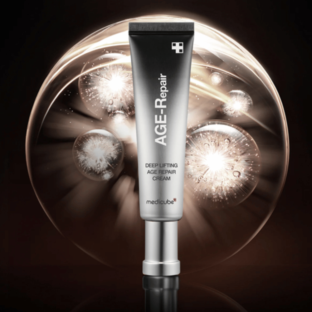 Medicube Deep Lifting Age Repair Cream in zilveren tube tegen een achtergrond met lichteffecten, symboliseert anti-aging en huidvernieuwing.