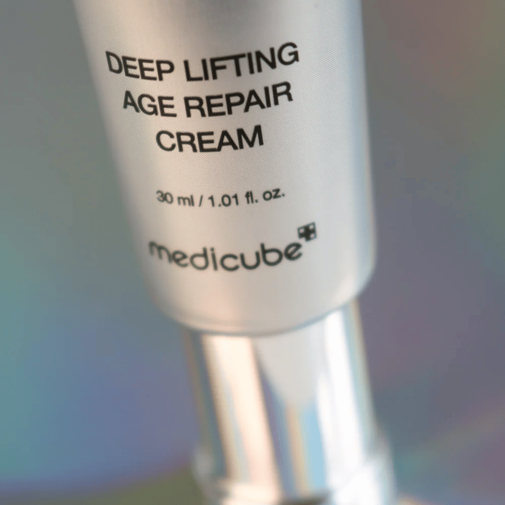 Close-up van Medicube Deep Lifting Age Repair Cream in zilveren verpakking, 30 ml.
