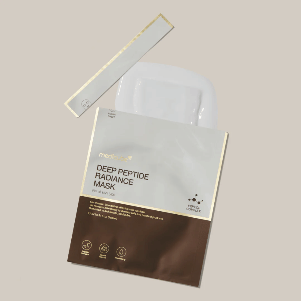 Medicube Deep Peptide Radiance Mask in geopende verpakking met zichtbare Sheet mask, vloeibare presentatie op neutrale achtergrond.