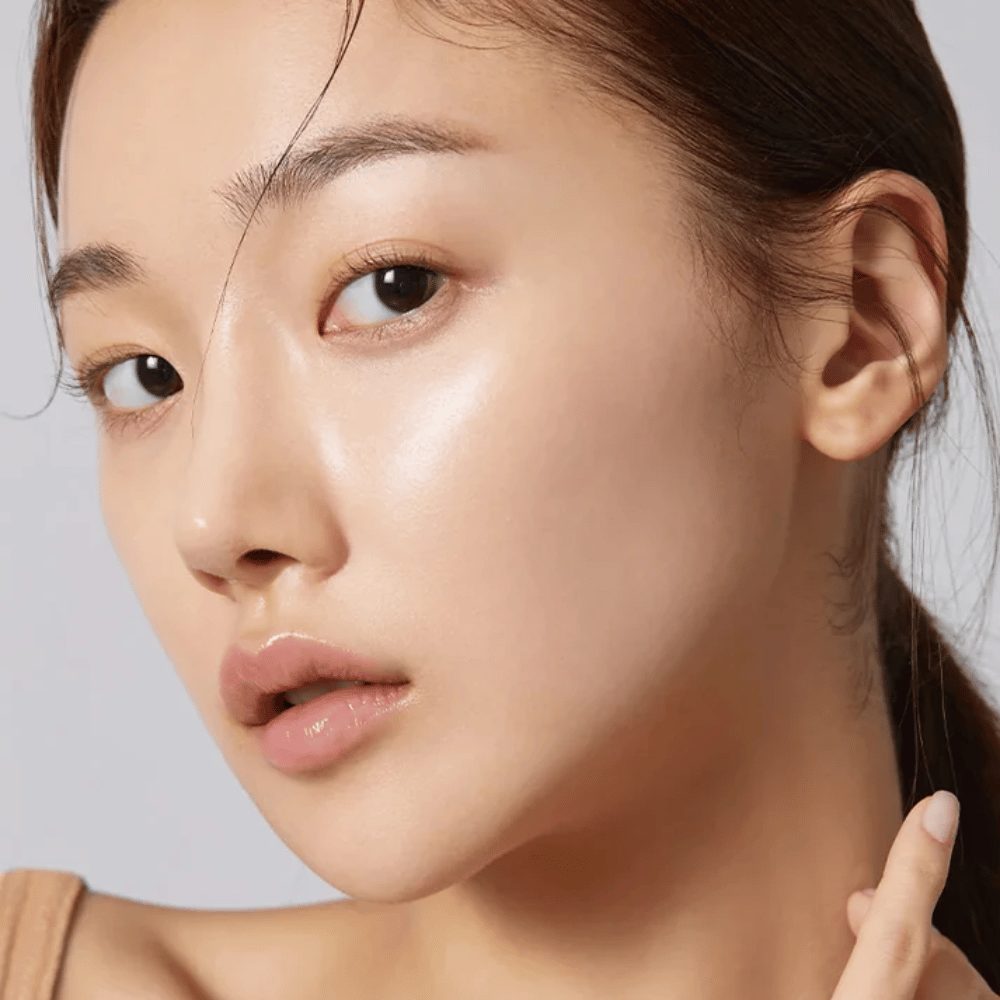 Close-up van model met heldere, gehydrateerde huid en natuurlijke glans na gebruik van Koreaanse Sheet mask.