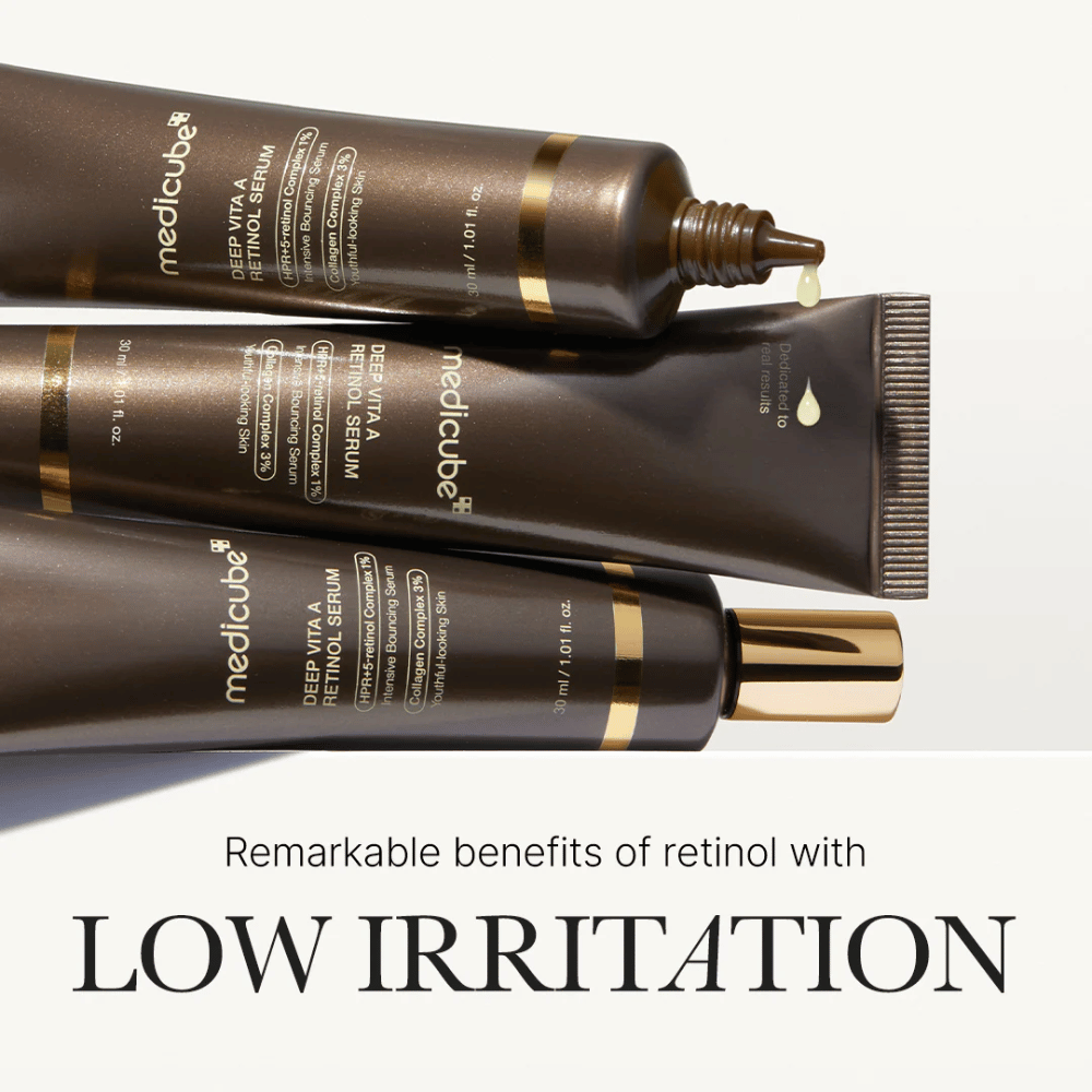 Drie tubes van Medicube Deep Vita A Retinol Serum met druppels serum, benadrukken de voordelen van retinol met lage irritatie.
