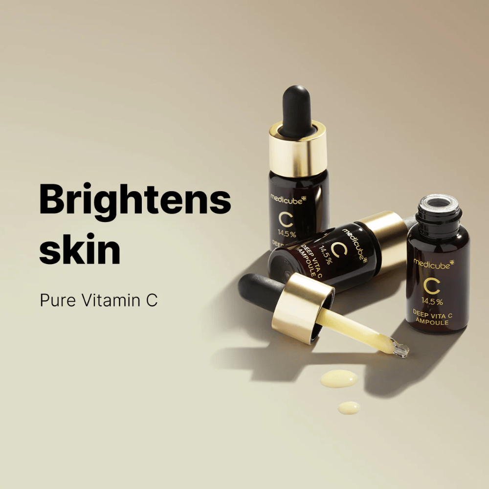 Medicube Deep Vita C Ampoule met 14,5% vitamine C, gepresenteerd in elegante flessen met goudkleurige pipetten. Het product is ontworpen om de huidtint te verhelderen en een stralende huid te geven. De teksten "Brightens skin" en "Pure Vitamin C" versterken de boodschap.