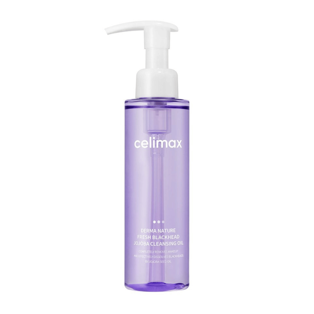 Fles van Celimax Derma Nature Fresh Blackhead Jojoba Cleansing Oil in transparante paarse verpakking met witte pomp, tegen witte achtergrond.