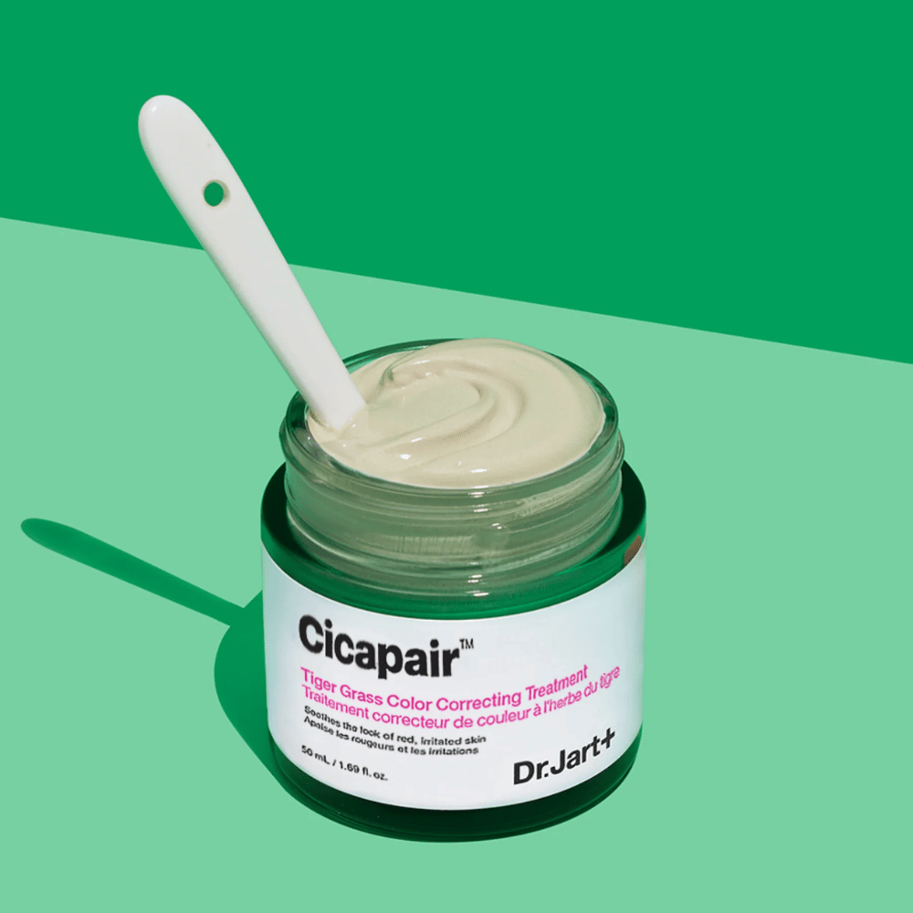Een pot Cicapair Tiger Grass Color Correcting Treatment 50ml van Dr Jart+ op groene achtergrond.
