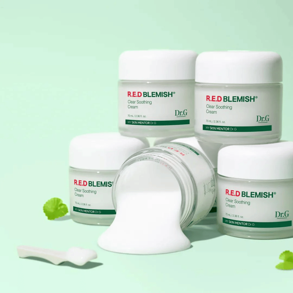 Dr.G R.E.D Blemish Clear Soothing Cream biedt intensieve hydratatie en verlichting voor de gevoelige huid. De formule met Centella Asiatica en hyaluronzuur versterkt de huidbarrière en vermindert irritatie. Perfect voor dagelijks gebruik voor een gebalanceerde en heldere huidtint.