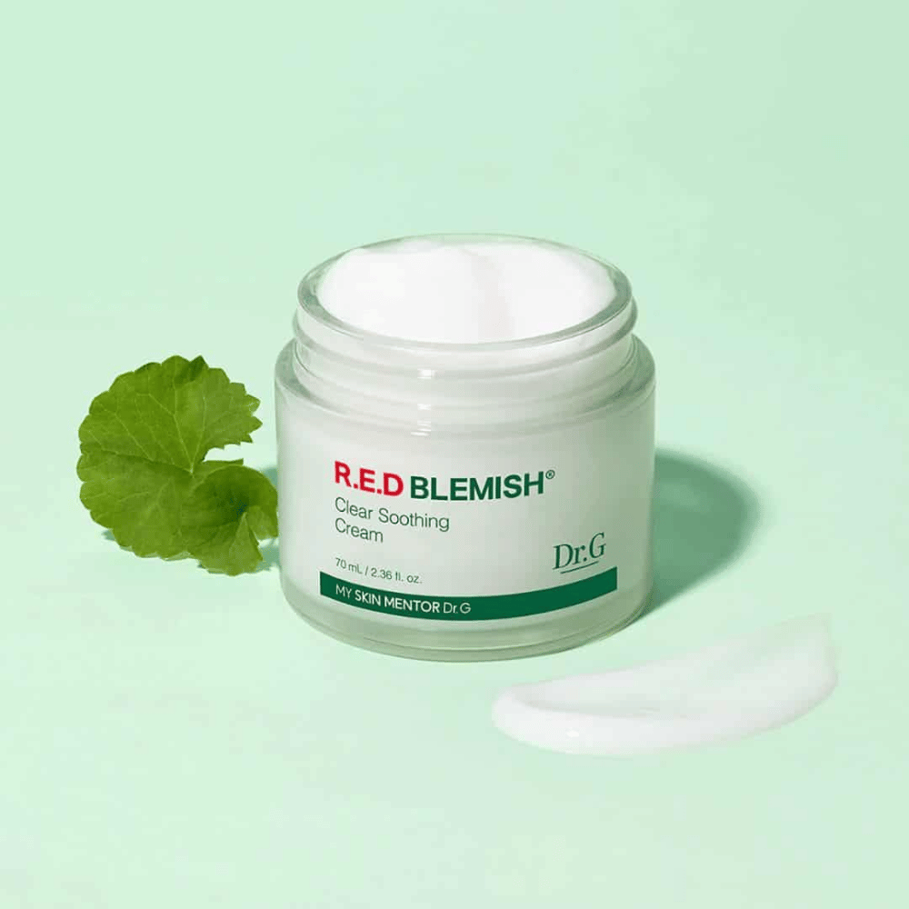 Dr.G R.E.D Blemish Clear Soothing Cream kalmeert en hydrateert de gevoelige huid. Verrijkt met Centella Asiatica en hyaluronzuur, versterkt het de huidbarrière en vermindert roodheid. Perfect voor dagelijkse verzorging voor een gebalanceerde en heldere huid.