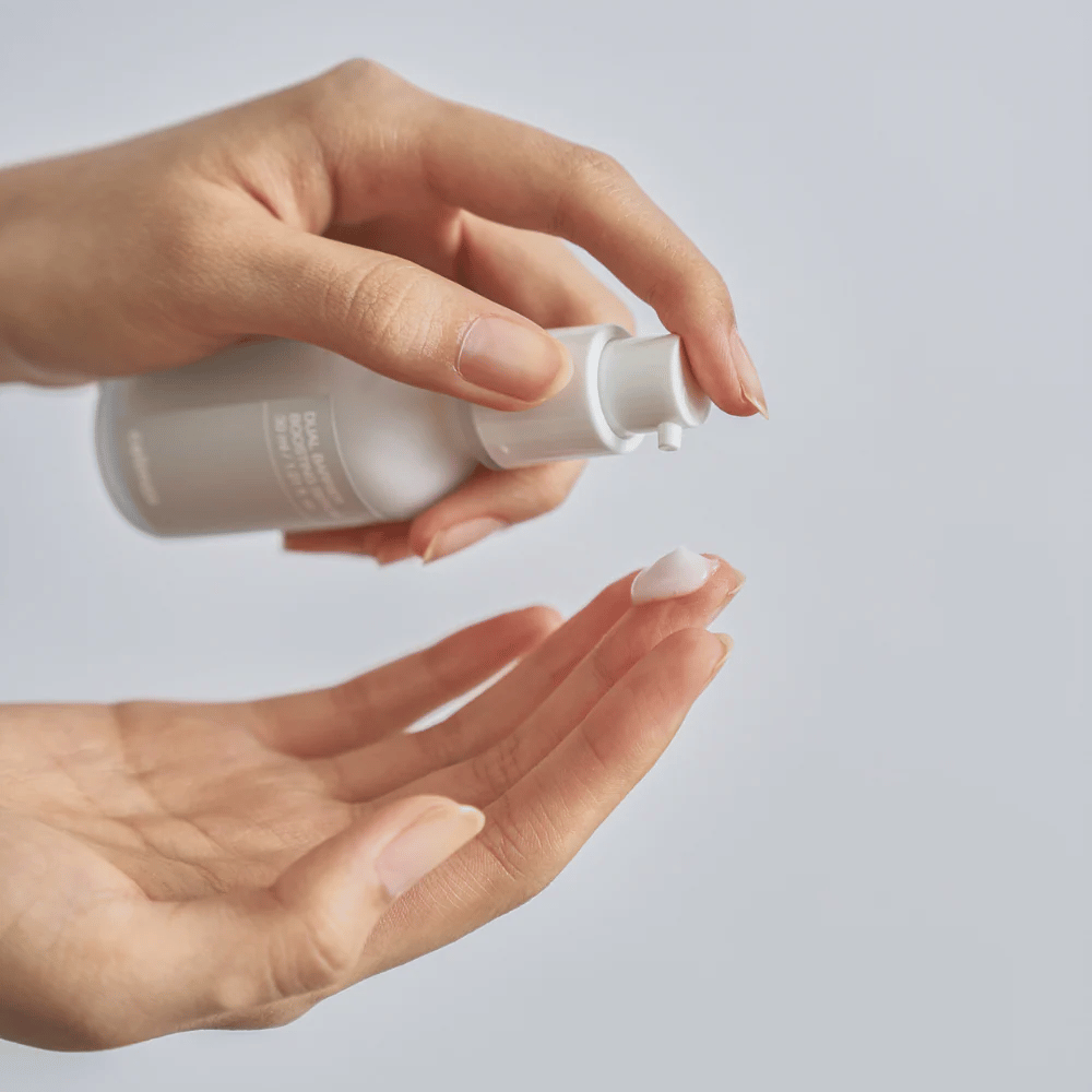 Celimax Dual Barrier Boosting Serum gepompt in de hand, lichte serumtextuur voor dagelijkse huidverzorging en barrièreherstel.