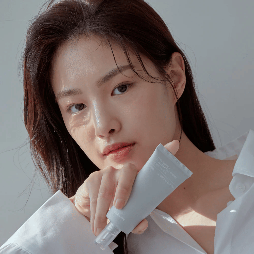 Model die Celimax Dual Barrier Skin Wearable Cream vasthoudt, kalmerende en barrièreversterkende gezichtscrème voor gevoelige huid en droge huid.