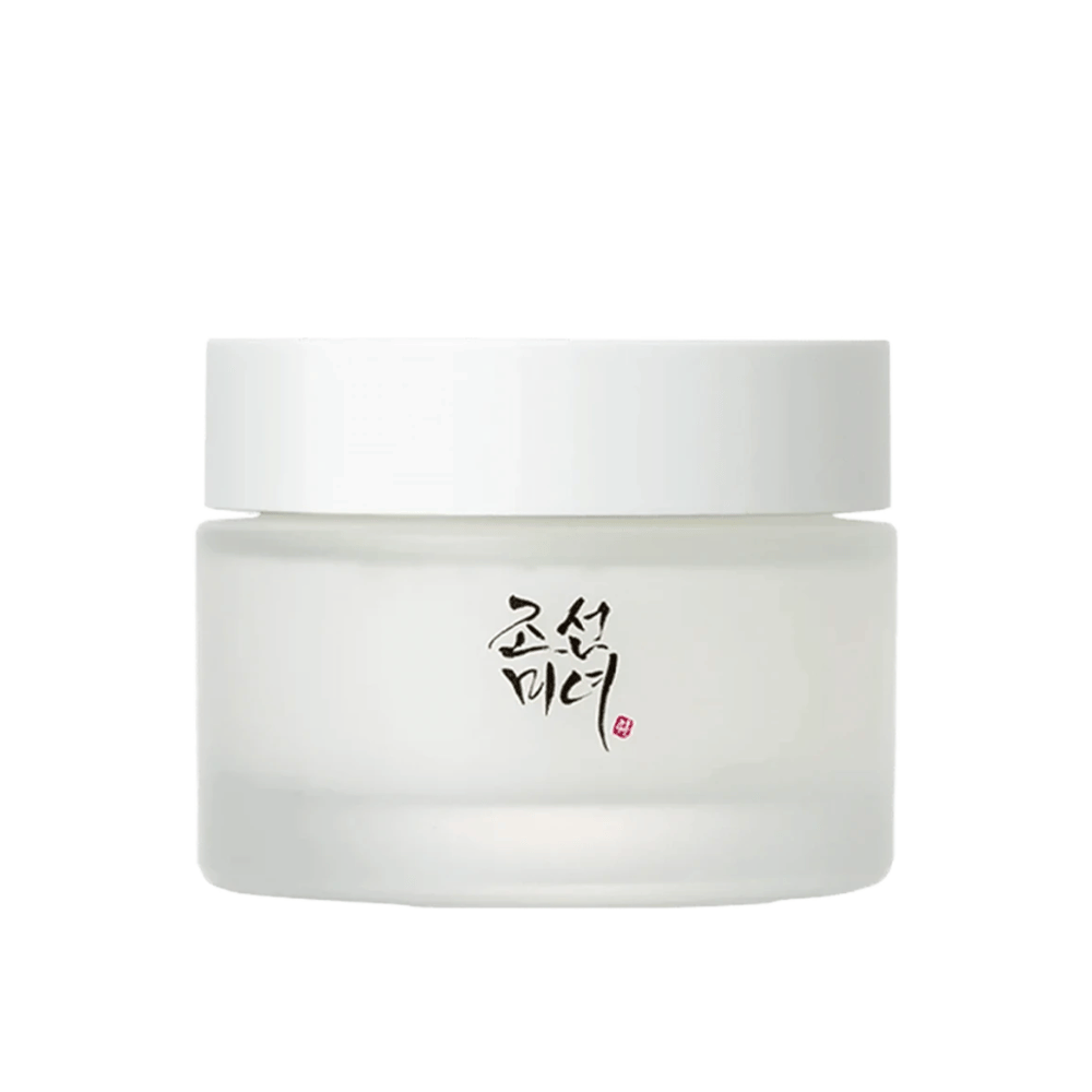 De afbeelding toont een pot "Beauty of Joseon Dynasty Cream". De verpakking is van matglas met een eenvoudige witte dop, elegant versierd met traditionele Koreaanse kalligrafie in zwart. Het product is bedoeld om voedende huidverzorging te bieden geïnspireerd door oude Koreaanse schoonheidsroutines.