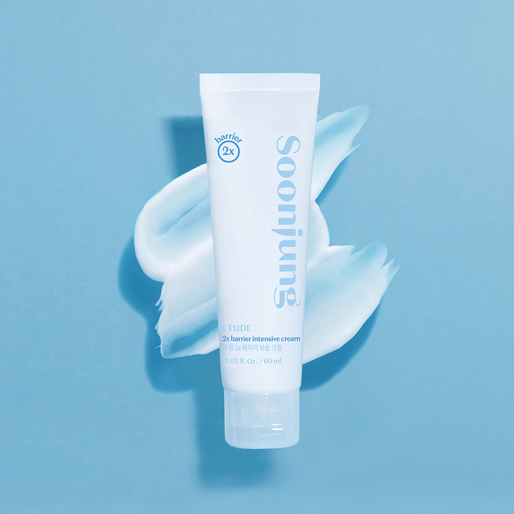 Een tube witte crème die huidschade herstelt en de huid hydrateert, meer bepaald ETUDE Soon Jung 2x Barrier Intensive Cream 60ml, op een blauwe achtergrond.