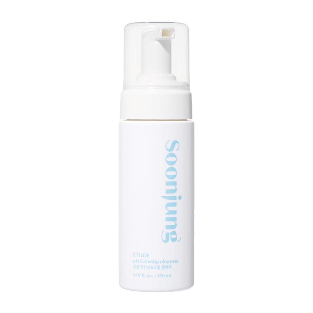 Een witte pompflacon met de tekst "Soon Jung pH 6.5 Whip Cleanser" van ETUDE, bevat 5.07 oz. / 150 ml. Het ontwerp is eenvoudig en modern met een schone witte achtergrond.