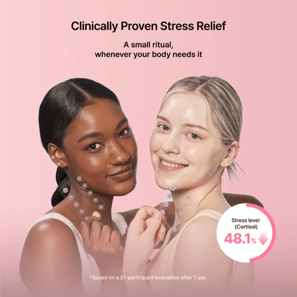 Twee modellen tonen het gebruik van RETURNITY Ear Therapy Acupressure Patch. De afbeelding benadrukt klinisch geëvalueerde resultaten die verband houden met stressvermindering en welzijn.