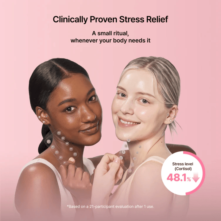 Twee modellen tonen het gebruik van RETURNITY Ear Therapy Acupressure Patch. De afbeelding benadrukt klinisch geëvalueerde resultaten die verband houden met stressvermindering en welzijn.