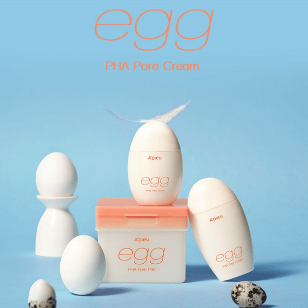 A'pieu Egg PHA Pore-serie – eivormige producten zoals serum, crème en pads, stijlvol gerangschikt op een blauwe achtergrond met eieren en veren die zachte huidverzorging symboliseren.