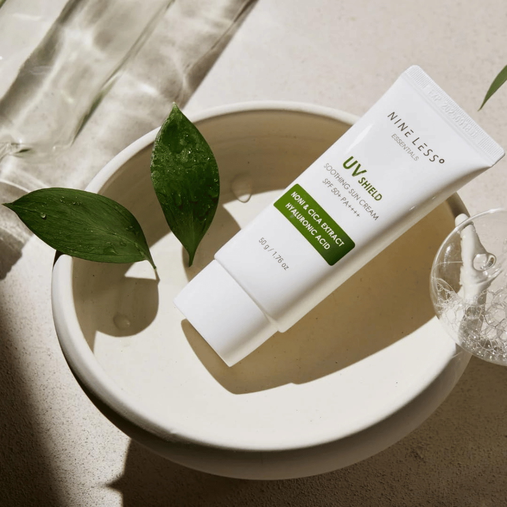 NINE LESS Essentials UV Shield Soothing Sun Cream SPF 50+ PA++++ met kalmerende noni- en cica-extracten en hyaluronzuur voor dagelijkse zonbescherming en hydratatie.