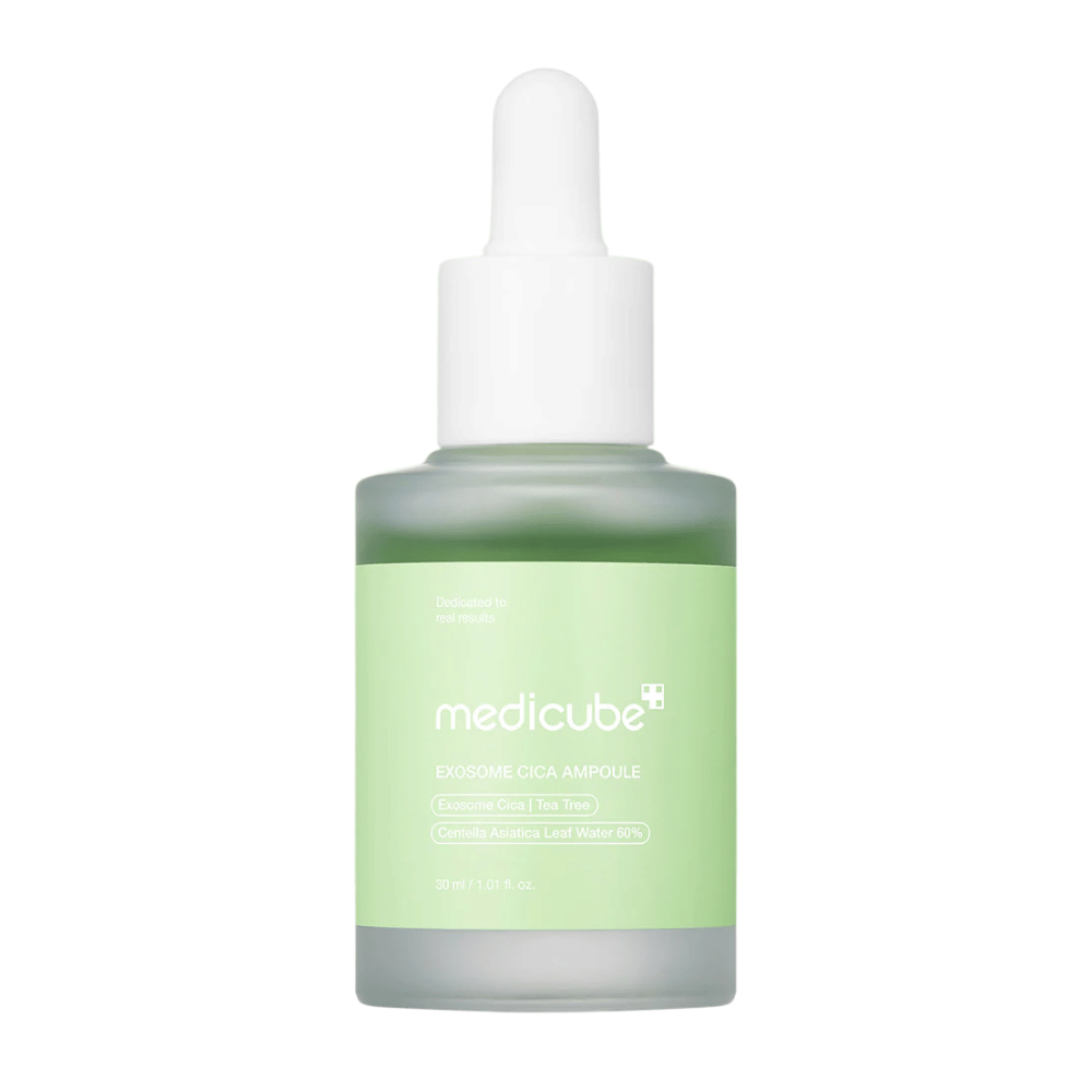Close-up van Medicube Exosome Cica Ampoule in matglas met groen etiket en pipetdop.