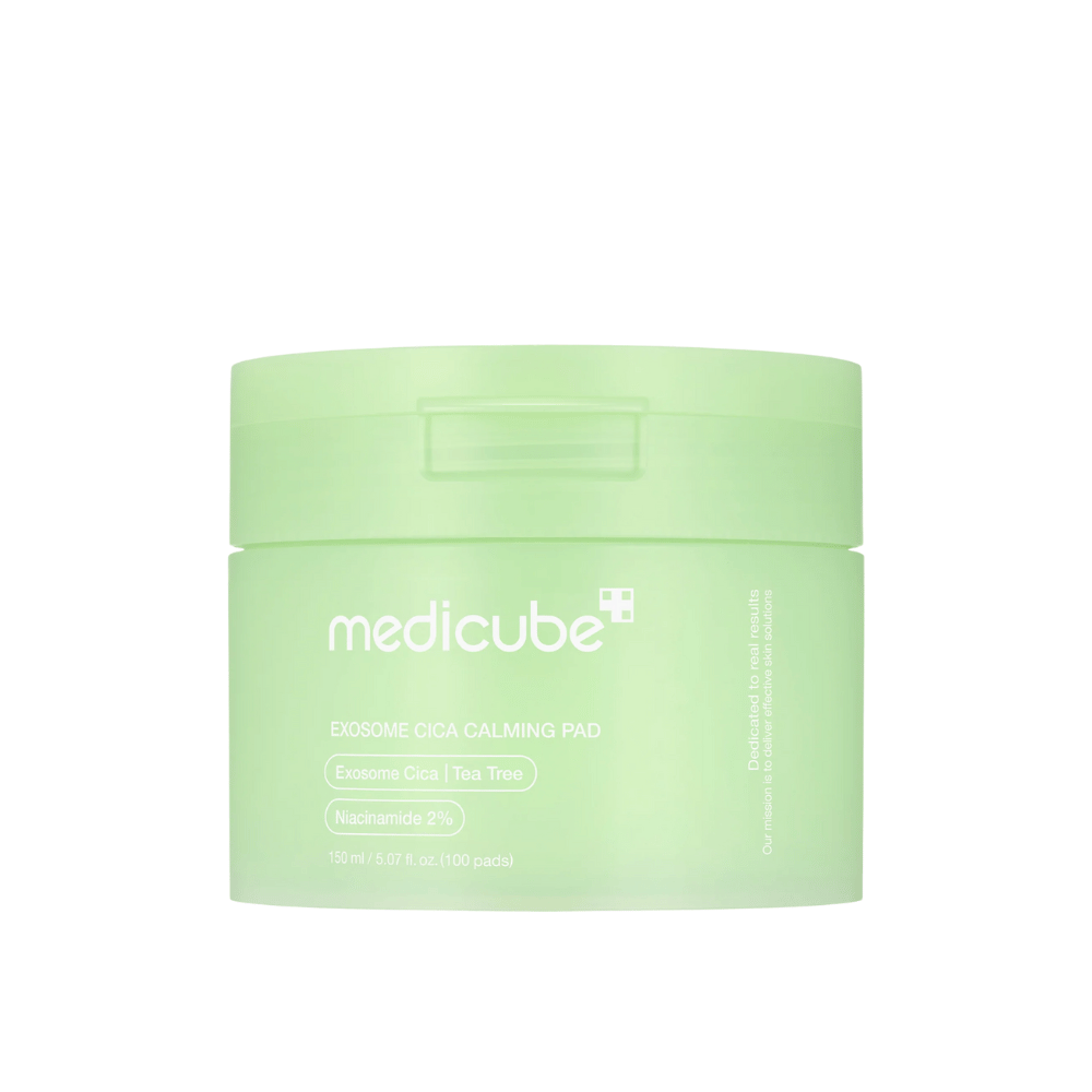 Close-up van Medicube Exosome Cica Calming Pads in een lichtgroene pot, 150 ml/100 pads voor kalmerende en hydraterende huidverzorging.