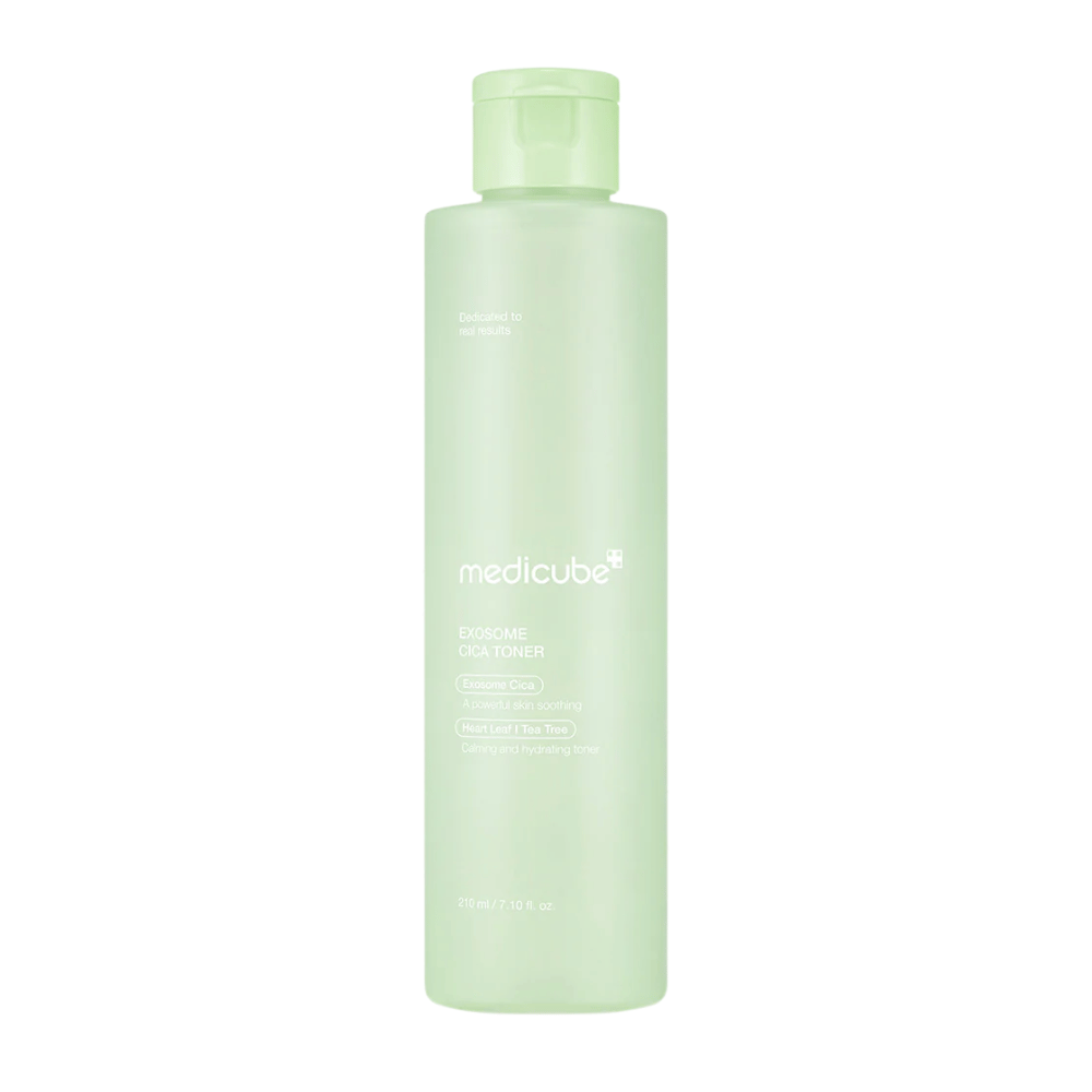 Close-up van Medicube Exosome Cica Toner in een lichtgroene fles, kalmerende en hydraterende toner voor de gevoelige huid.
