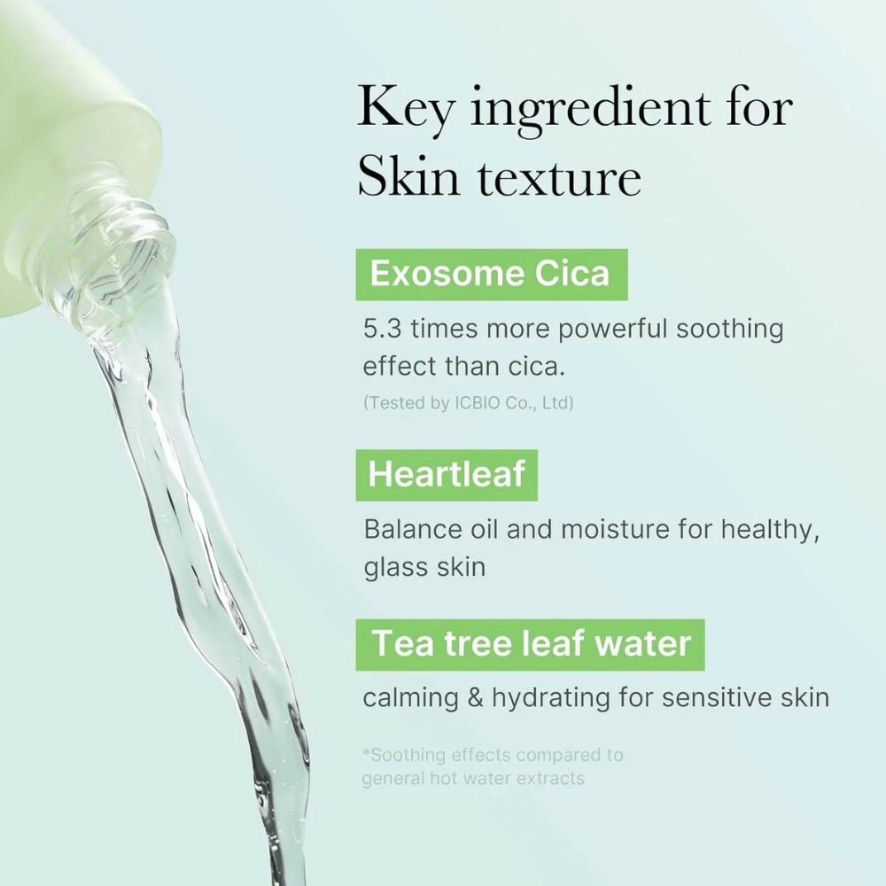 Close-up van een fles die wordt vastgehouden, markeert ingrediënten in Medicube Exosome Cica Toner: Exosome Cica, Heartleaf en Tea Tree Leaf Water voor huidbalans en kalmerend effect.