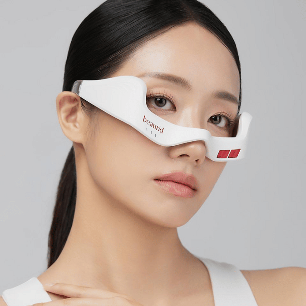 Close-up van een model dat Beaund Eye Rejuv draagt om de ergonomische pasvorm en het strakke design rond de oogzone te benadrukken.
