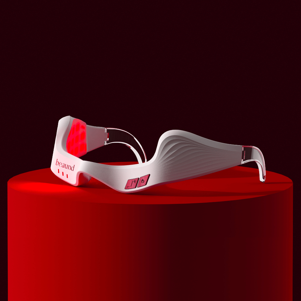 Productafbeelding die Beaund Eye Rejuv toont met actieve rode LED-verlichting, geplaatst op een podium voor een exclusieve en innovatieve uitstraling.