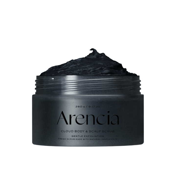 Arencia Cloud Body & Scalp Scrub met zwarte exfoliërende textuur in open pot, lichaamsscrub en hoofdhuid scrub die zacht exfolieert en reinigt.