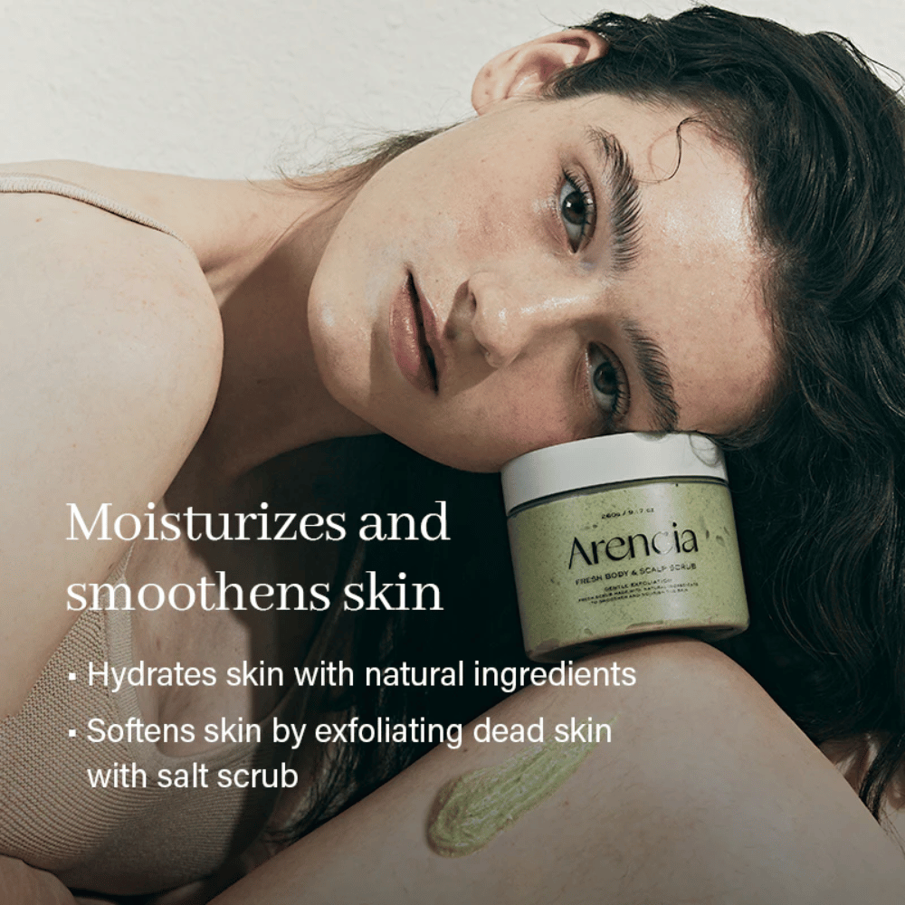 Model rust met Arencia Fresh Cloud Body & Scalp Scrub. Hydraterende lichaamsscrub die de huid verzacht en een egaler huidresultaat geeft.