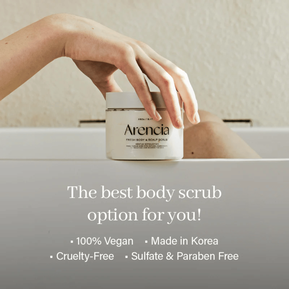Arencia Fresh Cloud Body & Scalp Scrub bij bad met boodschap over veganistische formule. Natuurlijke lichaamsscrub die exfolieert, reinigt en de huid fris achterlaat.