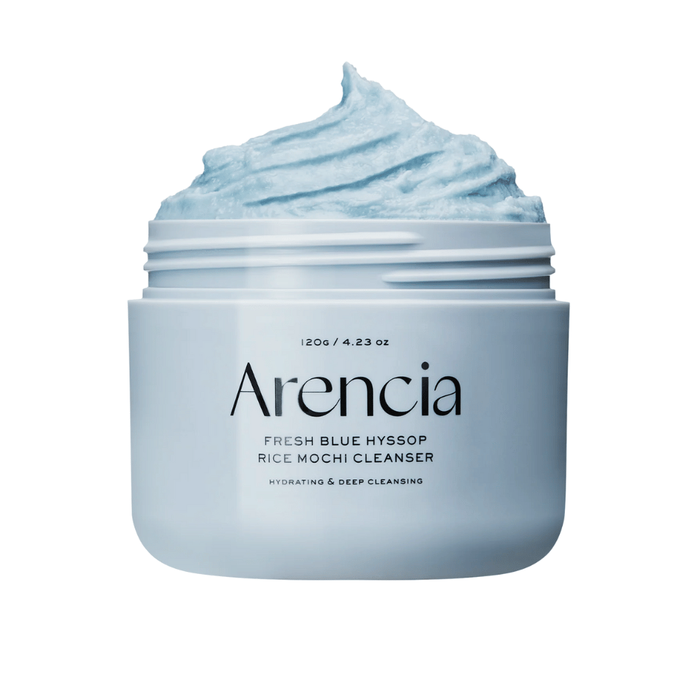 Close-up van een open pot Arencia Fresh Blue Hyssop Rice Mochi Cleanser. De blauwe reinigingscrème heeft een luchtige, opgeklopte textuur en vult de bovenkant van de pot.