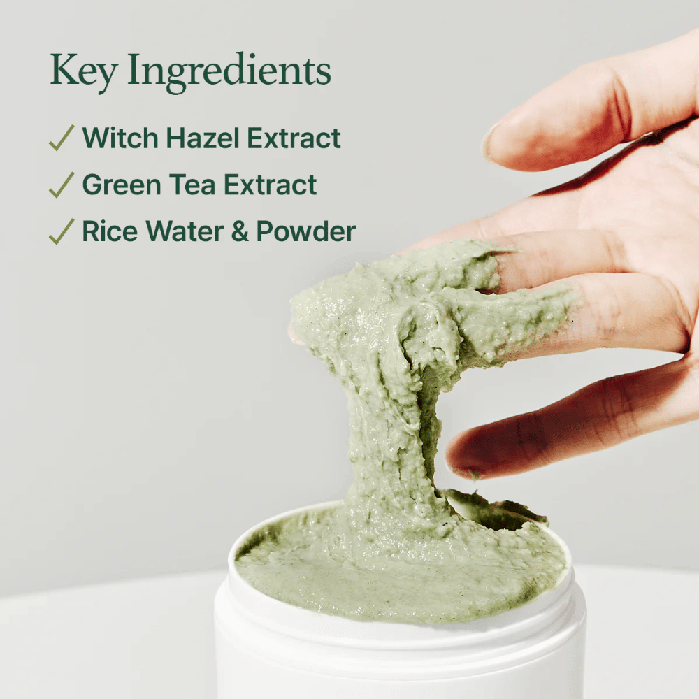 Een hand tilt Arencia Fresh Green Rice Mochi Cleanser uit een pot. De groene, stroperige crème wordt tussen de vingers uitgerekt. De tekst somt ingrediënten op: Toverhazelaar, Groene Thee, Rijstwater & Poeder.
