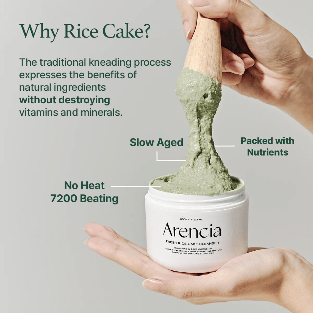 Arencia Fresh Rice Cake Cleanser in pot wordt opgetild met een spatel, toont groene, kleverige textuur. Tekst in de afbeelding legt voordelen uit zoals "Slow Aged", "Packed with Nutrients" en "No Heat 7200 Beating".