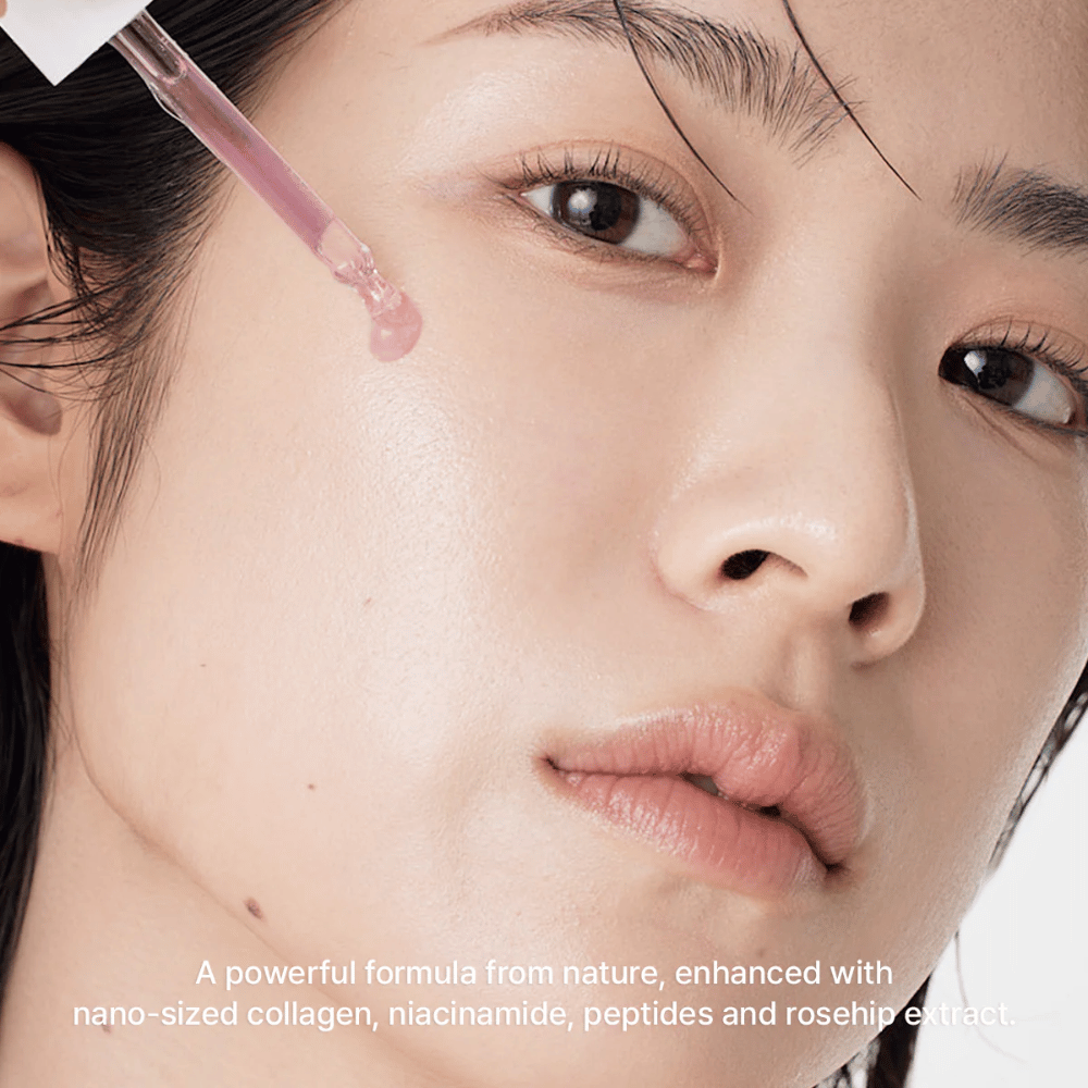 Close-up van een gezicht waar Arencia Red Smoothie Serum 8 wordt aangebracht met een pipet. Het serum heeft een lichte roze tint en bevat nano-collageen, niacinamide, peptiden en rozenbottel extract.