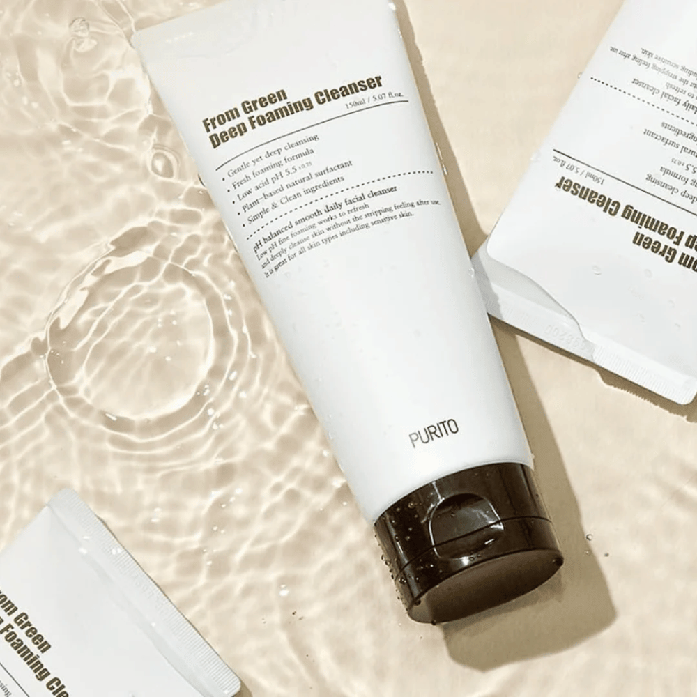 Purito From Green Deep Foaming Cleanser is een milde maar effectieve reiniger met een pH-waarde van 5,5 die diep reinigt zonder de huid te irriteren. Het schuimt gemakkelijk en laat de huid schoon, gehydrateerd en zacht achter, waardoor het perfect is voor dagelijks gebruik.