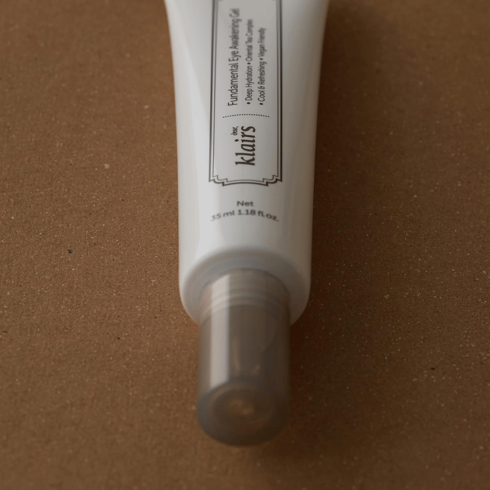 Close-up van de transparante dop en het onderste deel van de tube. De afbeelding benadrukt het strakke verpakkingsontwerp en de hygiënische applicator die het product tussen gebruiksmomenten beschermt.