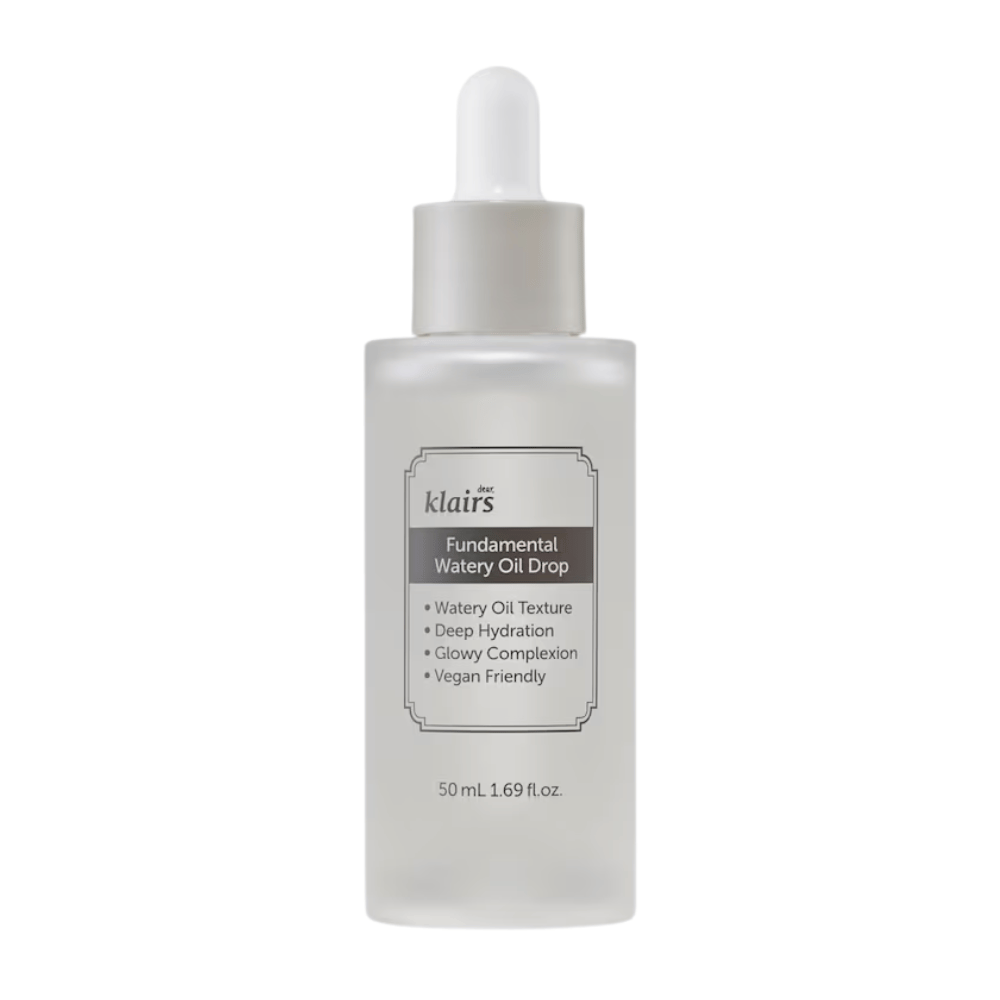 Transparante fles met pipet die Klairs Fundamental Watery Oil Drop bevat, 50 ml. Het etiket beschrijft de eigenschappen van het product zoals diepe hydratatie, een stralend effect en een veganistische formule.