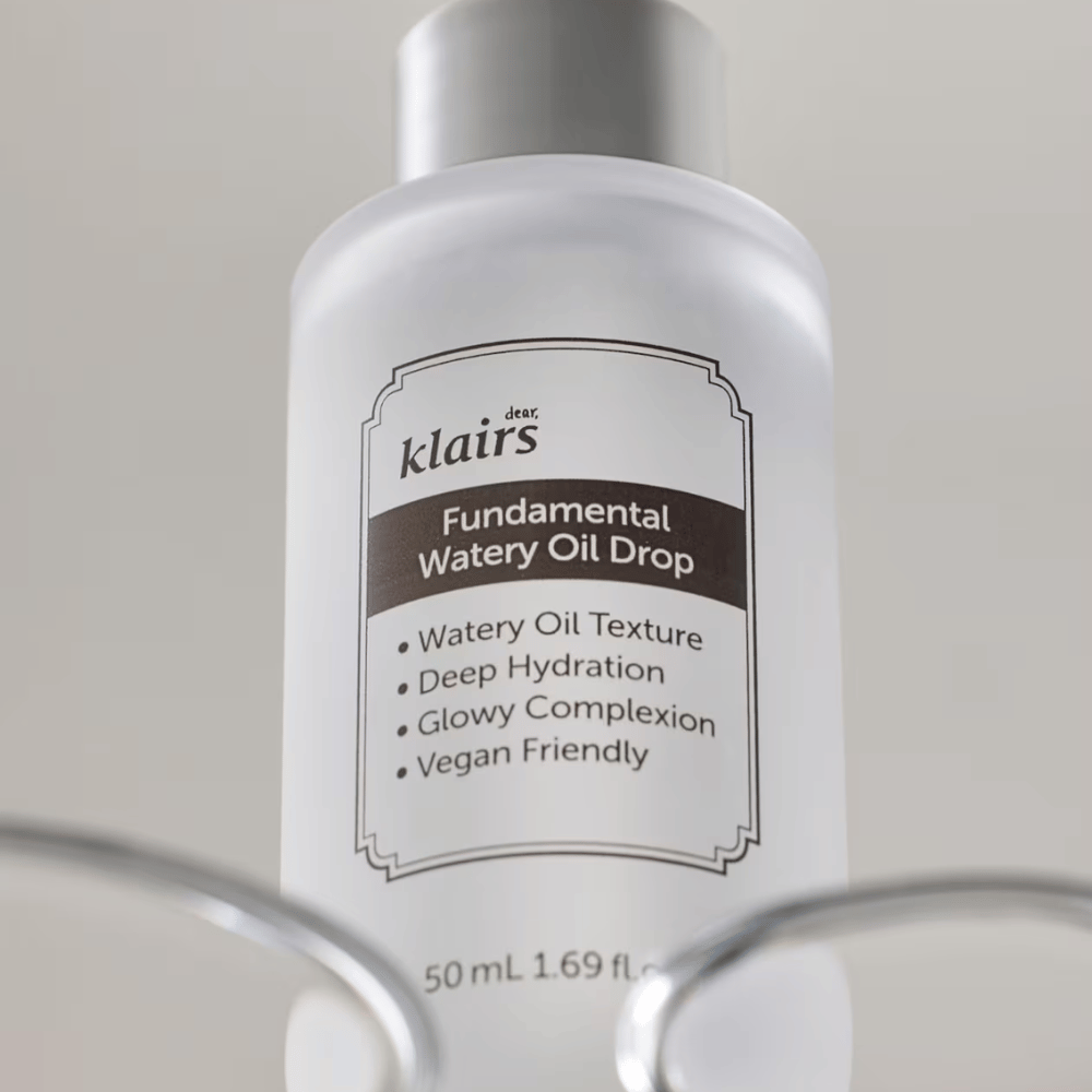 Fles met Klairs Fundamental Watery Oil Drop, 50 ml, geplaatst in een transparante houder, met een duidelijk etiket dat de hydraterende en veganistische eigenschappen van het product benadrukt.