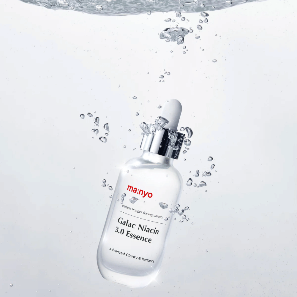 Ma:nyo Galac Niacin 3.0 Essence onder water – symbool voor de hydraterende en frisse formule die de balans en glans van de huid herstelt.