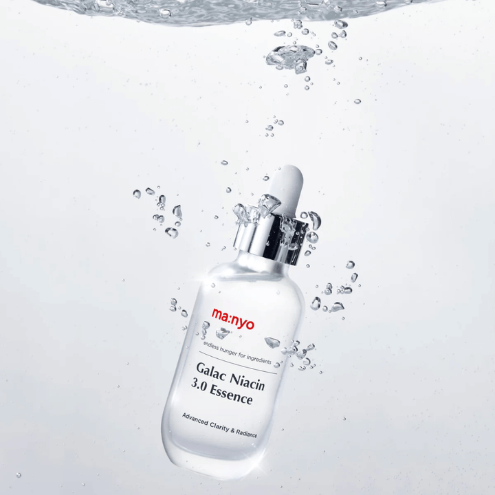 Ma:nyo Galac Niacin 3.0 Essence under vatten – symbol för dess återfuktande och fräscha formula som återställer hudens balans och glöd.