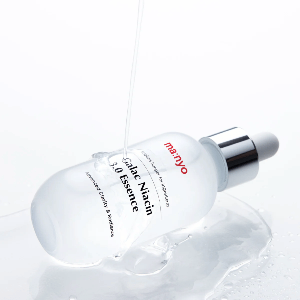 Ma:nyo Galac Niacin 3.0 Essence – hydraterende en glansgevende essence met galactomyces en niacinamide die de helderheid en structuur van de huid verbetert.