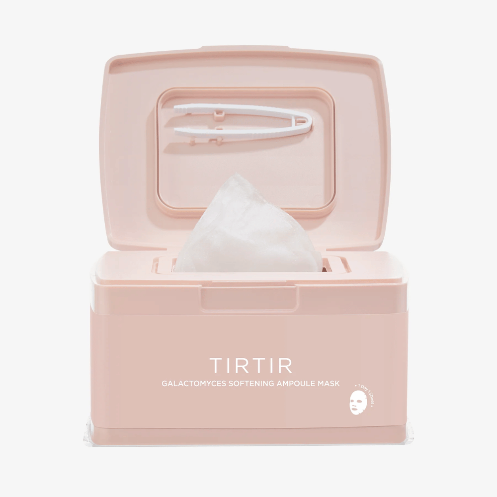 Roze verpakking met open deksel dat een verhoogde Sheet mask toont en een bijgevoegde pincet bevestigd aan de binnenkant van het deksel, gemarkeerd met de tekst "TIRTIR GALACTOMYCES SOFTENING AMPOULE MASK".